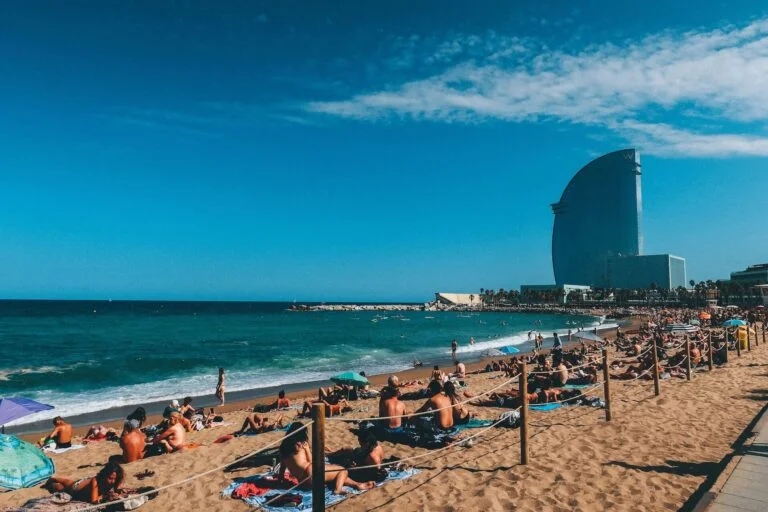 Descubre el momento perfecto para experimentar la playa de la Barceloneta